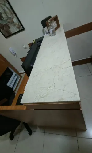 BANCADA DE RECEPÇÃO COM TAMPO DE MÁRMORE Marta Rocha - medidas pedra mármore: 130cm x 31cm