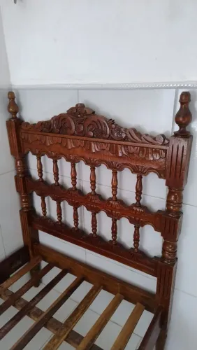 Cama solteirão em madeira maciça trabalhada