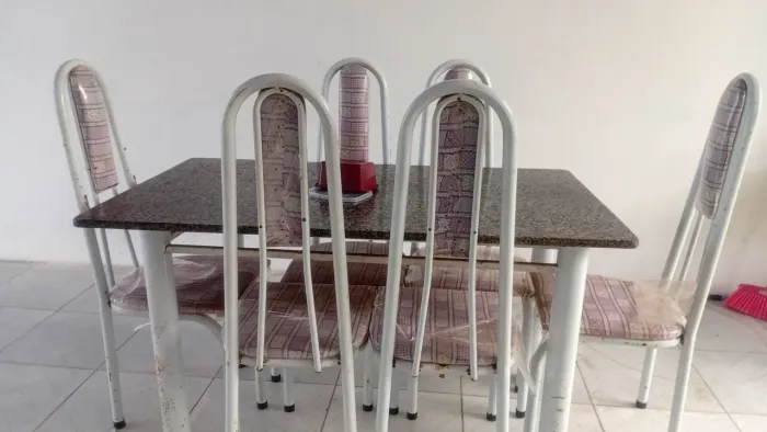 MESA DE JANTAR COM 6 CADEIRAS E PEDRA DE MARMORE VD R:399/ACEITO PIX. 