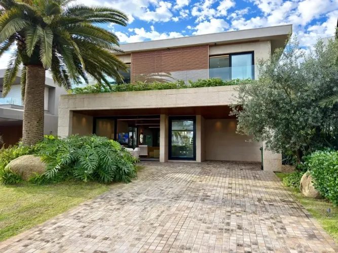CASA Á VENDA EM CONDOMÍNIO