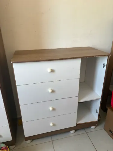 VENDO CÔMODA E GUARDA-ROUPA