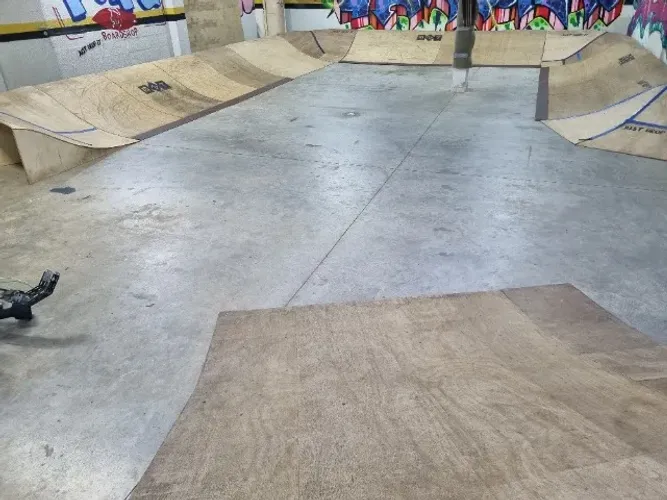 Pista de skate (surf/skate) em madeira