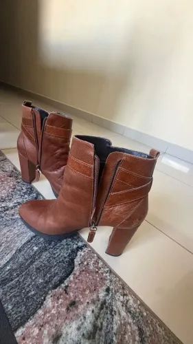 Bota de couro Arezzo super nova