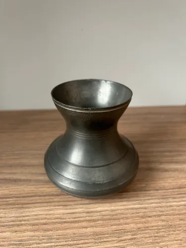 Pequeno vaso em estanho manufatura mg