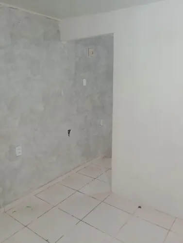 Kit Net com divisória de quarto e quintal.