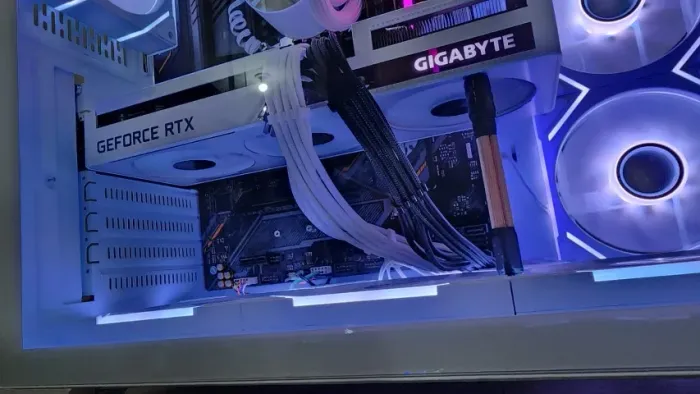 RTX 3060 Ti 8gb Gigabyte Vision OC White muito linda e fria