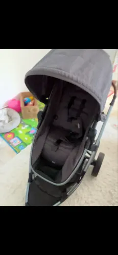 Carrinho de bebê e bebê conforto