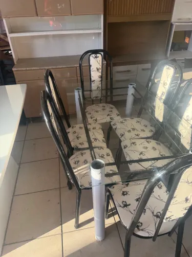 Mesa de Ferro com Tampo de Vidro com 6 cadeiras