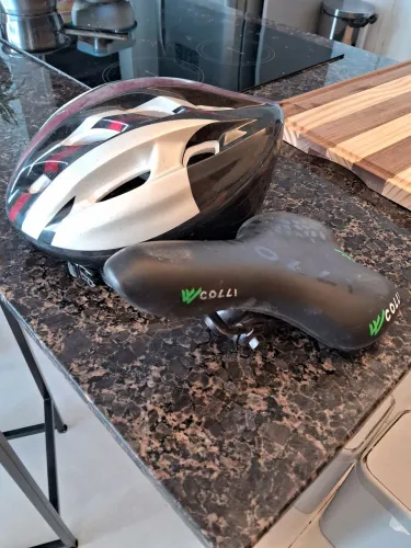 Capacete e selim de bicicleta