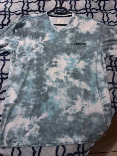 Camisas Oakley e Rusty