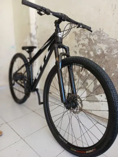 Vendo bicicleta GTI preta