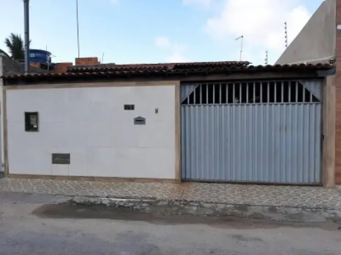 Casa à Venda Próxima à Rodovia dos Náufragos com 2 Quartos e Garagem
