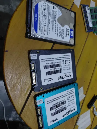 2 SSDs SATA e 1 HD de 1 TB para Notebook