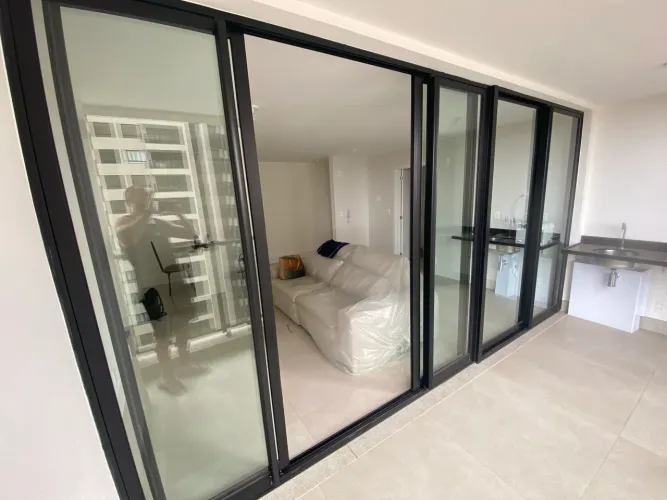 Porta em esquadria e vidro