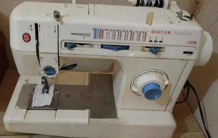 Máquina costura Singer facilita semi nova