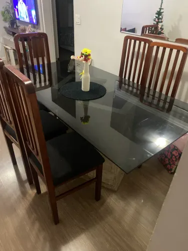 Mesa com tampo de vidro e suporte de mármore 