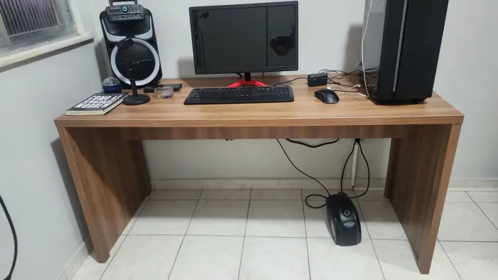 Mesa de computador em madeira