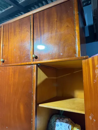 Guarda roupa Madeira três portas com maleiro