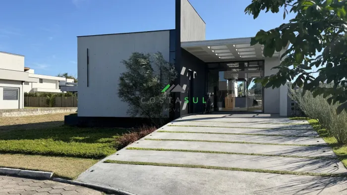 Casa de Alto Padrão com Arquitetura Contemporânea e Concreto Aparente