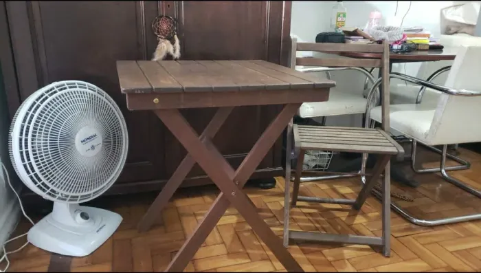 Mesa com cadeira de madeira dobrável 
