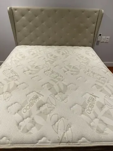 Cama seminova Queen Bilbao, by BRETTON, com colchão SIMMONS (1,70m x 2,18m)