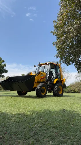 RETROESCAVADEIRA JCB