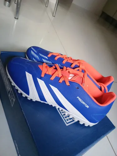 Chuteira adidas predator society. Usada apenas uma vez, tamanho 37