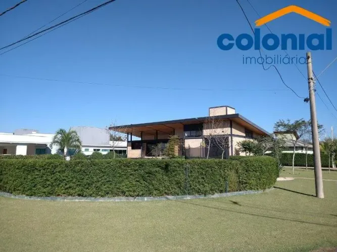 CASA TÉRREA EM CONDOMÍNIO FECHADO COM 3 DORMITÓRIOS, SENDO 2 SUÍTES, COM AR, PISCINA, ÁREA