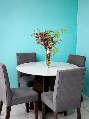 VENDO MESA EM EXCELENTE ESTADO COM 4 CADEIRAS