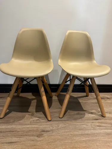 Duas cadeiras infantis Eames TokStok