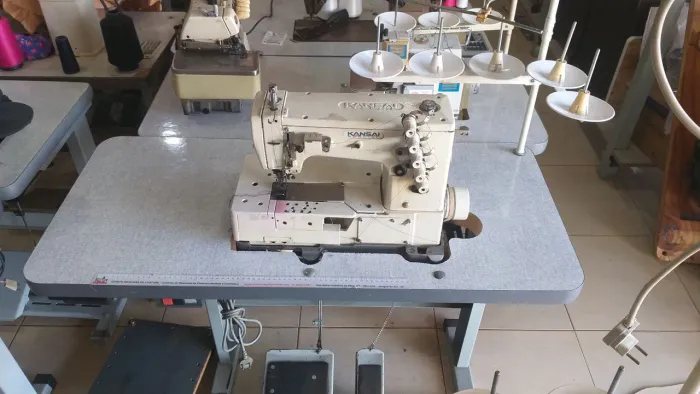 Máquina de costura Galoneira industrial kansai usada