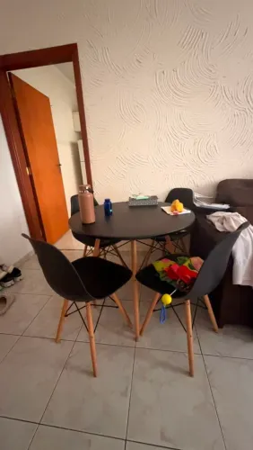Estou vendendo uma mesa redonda com 4 cadeiras 