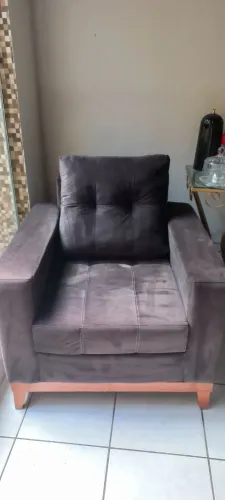 POLTRONA de suede com pés de madeira