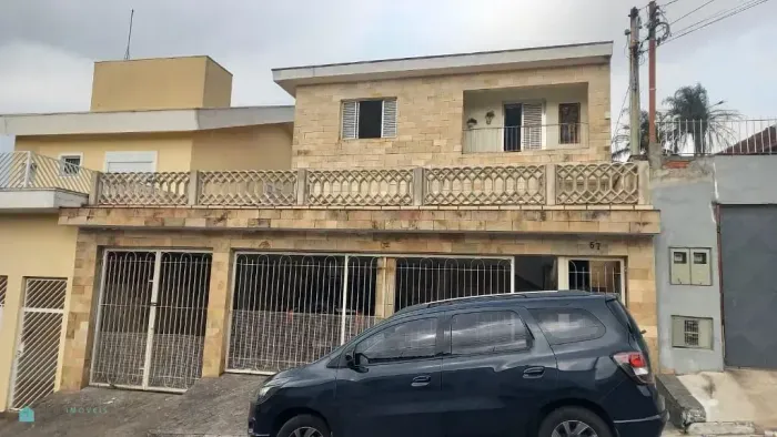 Sobrado padrão em terreno de 200m², fachada em pedra mineira. Maravilhosa localização! à v