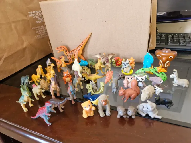 Dinossauros e brinquedos de Kinder Ovo