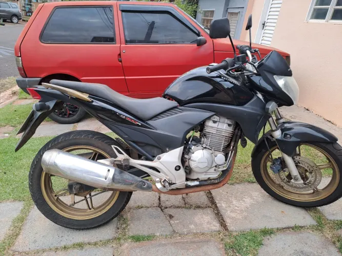 Moto CB 300