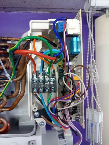 Serviços de ar condicionado e eletricista.
