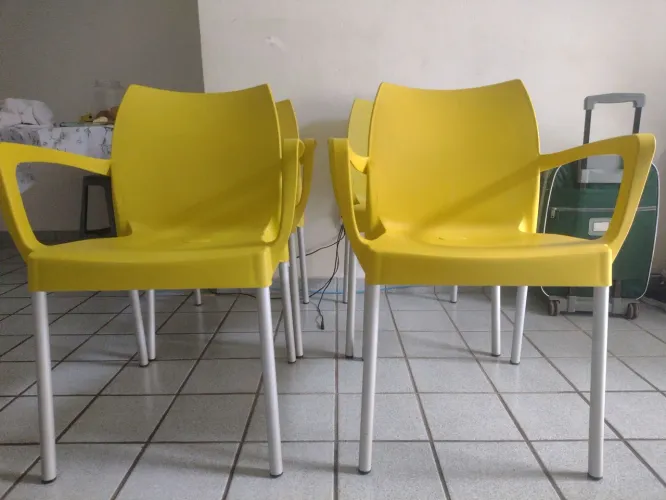 Cadeiras plástico resistente e pés alumínio 