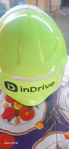 Vendo uma capacete de cor verde, novo, tamanho 60 no valor de 50.00