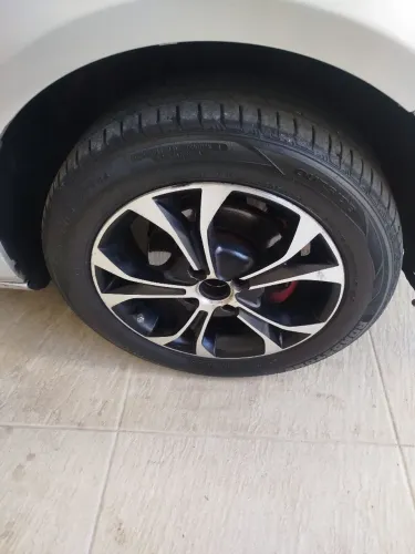 Vendo jogo de Rodas Aro 15 com pneus novos interessados *93