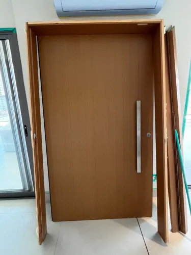 Porta de Hall. Nova com fechadura e puxador