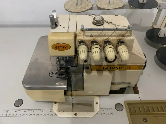 Máquina de costura Interlock Gemsy