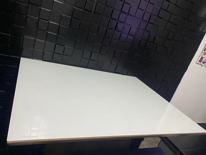 Mesa com tampo de vidro