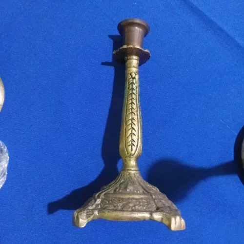 Castiçal de metal bordado
