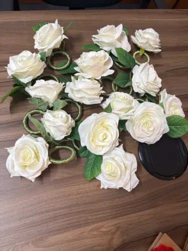 15 Anéis para guardanapo com rosas brancas