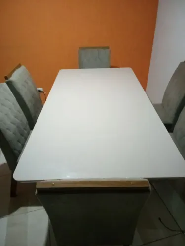 Mesa de jantar com 6 lugares, tampo de vídro , semi nova!