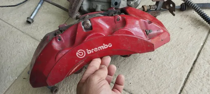 Par de pinças de freio 6 pistões Brembo acompanha discos