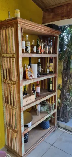 Estante de madeira de demolição