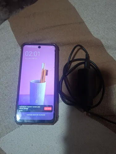 Vendo moto g 14 semi novo bom para trabalhar em aplicativo mais funciona tudo tem carregad