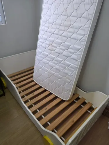 Cama de menino forma de carro